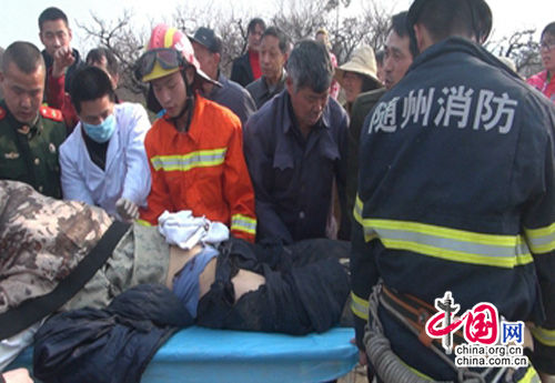 村民因操作不慎犁刀从大腿至臀部穿透而过