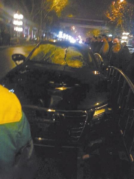 无牌奥迪车撞死3人肇事司机一度弃车逃逸