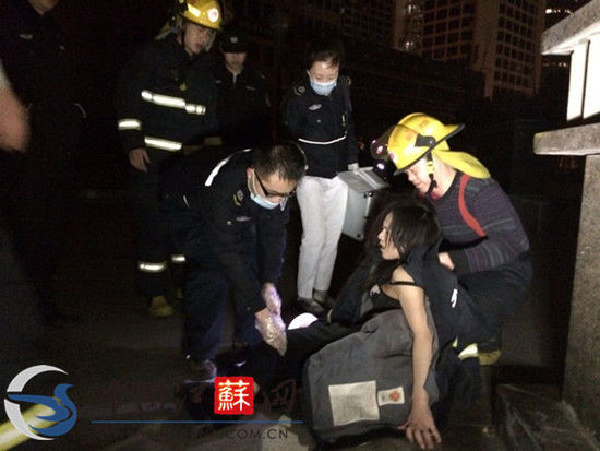 南京一女子深夜身着比基尼在商城坠楼受伤