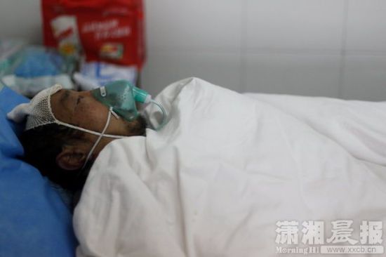 六旬空巢老人用铁榔头敲击头部自残
