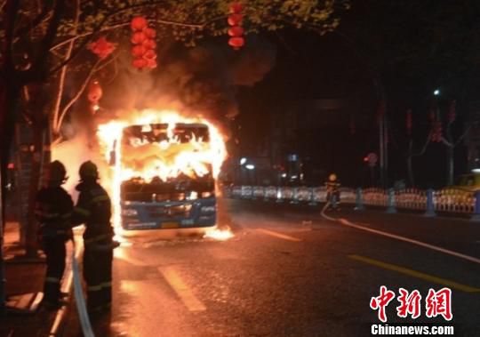 四川泸州连环车祸致公交车起火已有1人死亡