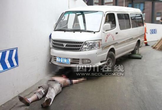 忘记拉手刹便下车男子被自己的车压身亡