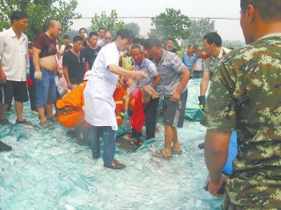 载玻璃货车行驶中玻璃滑落过路女童被埋身亡