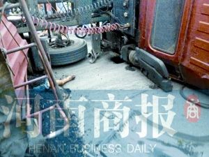 拉煤大货车侧翻致一对父子死亡另外7人受伤