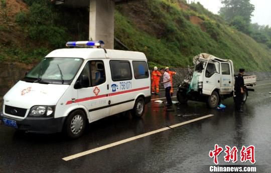 贵州遵赤公路发生货车追尾故事致2死1伤