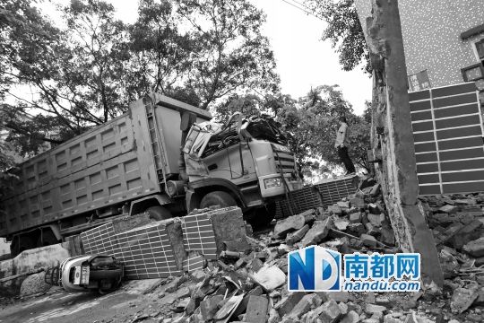 泥头车躲查超载入村撞倒牌楼司机被砸身亡