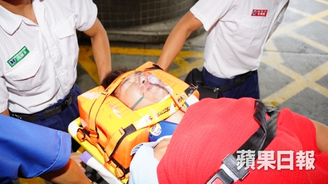 【香港】轻铁又炒车警车摄入车底