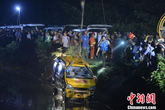 湖南幼儿园校车翻入水库11人遇难含8名幼儿
