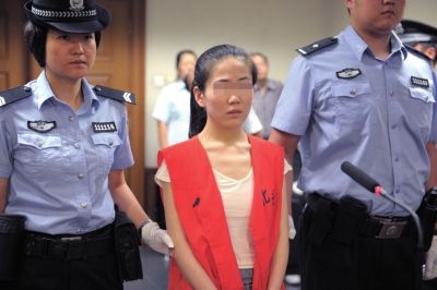 女子不满分手扎死男友曾在男友家门口留血书