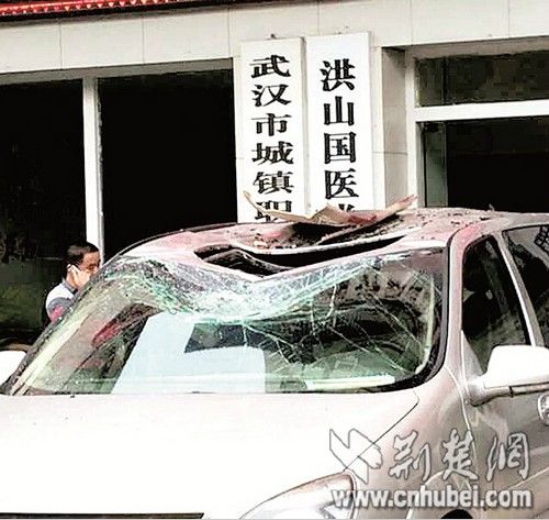 女子仰靠9楼栏杆坠落身亡怀中男婴跌落阳台幸存