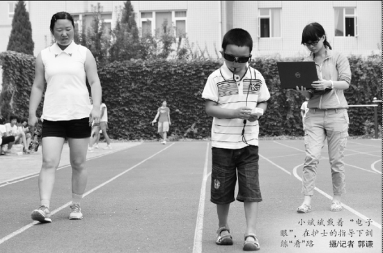 山西被挖眼男童训练用舌头感知影像