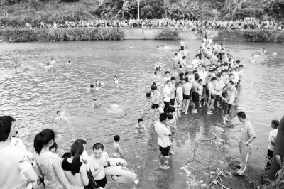 男子野外游泳溺亡现场上百人无视事故照样游泳