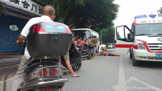 妻子为捡十元钱跳车丈夫刹车不及将其碾伤