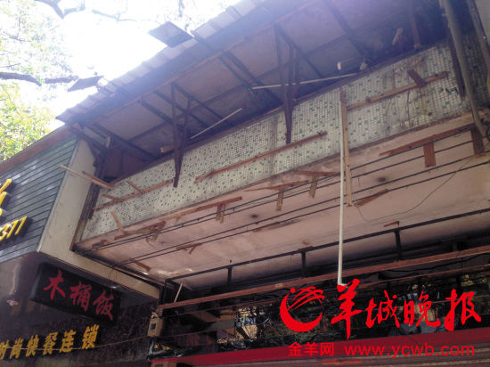 姐妹被店铺招牌砸成重伤姐姐接近脑死亡