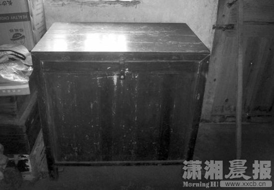 湖南两名留守儿童被捂死在柜中被发现时全身湿透