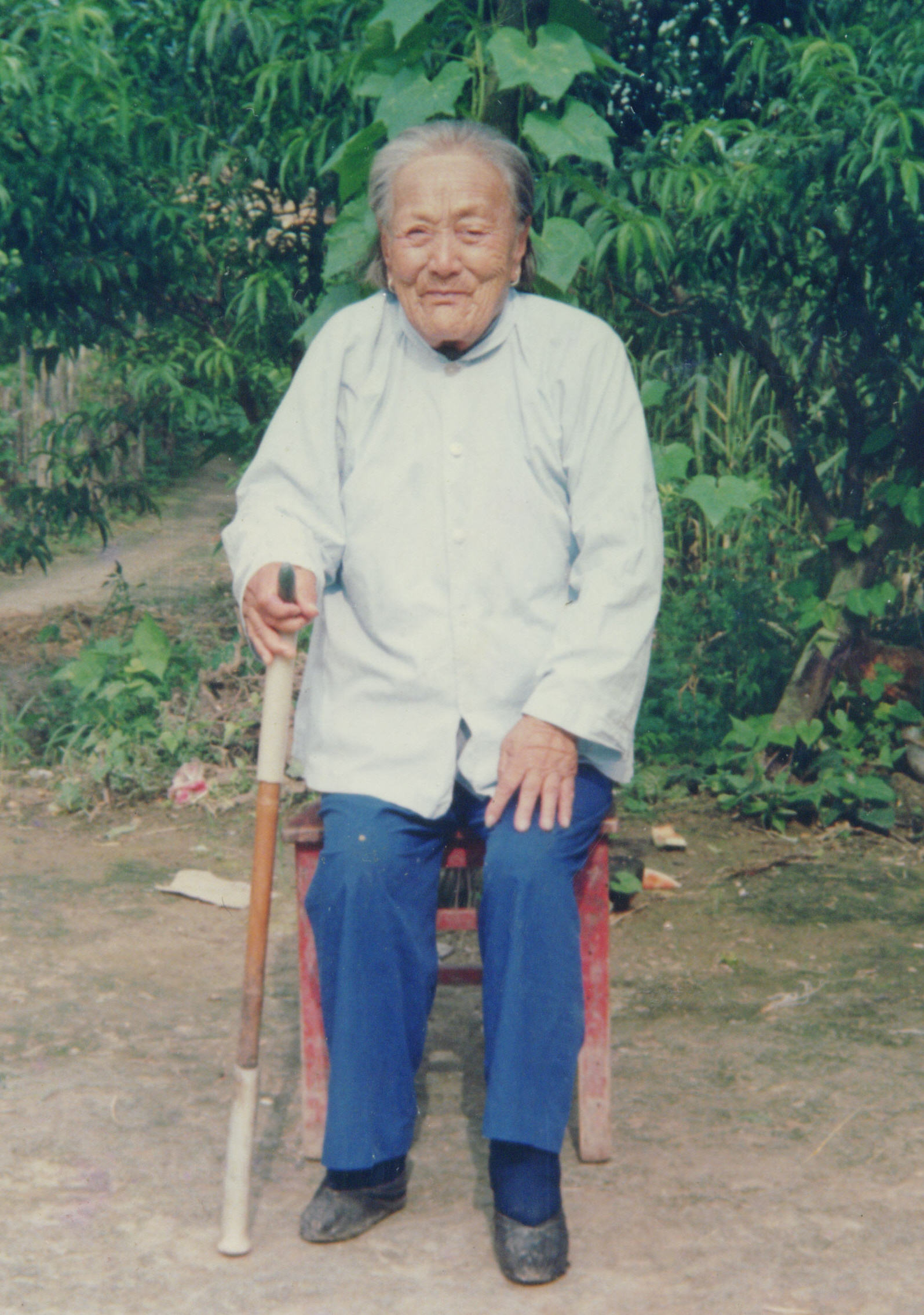 1993年4月，是她老人家留下的最后的相片，是我独自前往三烈老家探望她时拍摄的，也是我见到她老人家的最后一面。四个月后，再次前往时已是瞻仰遗容了。