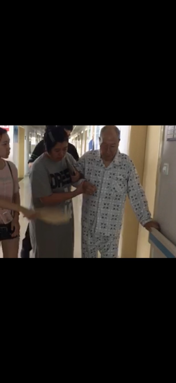 育英小学五（2）班 叶开
三年前，爷爷病重的时候，住在乐清市人民医院。那天，我和表姐、表哥、姐姐等七个人一起去病房看望爷爷。这是我最后一次看到爷爷的背影，这也是爷爷最后一次下病床走几步。
     当时，病魔已把爷爷折磨得皮包骨头。看到我们来了，尽管爷爷此时全身都因癌细胞转移，疼得受不了，但他仍笑着说：“孩子们，你们来了真好，快过来扶爷爷起来，我要下床走几步。”
    我们把爷爷扶起来，两个表哥在左边搀着爷爷，姐姐和表姐在右边扶着爷爷，我看到爷爷尽管痛得啮牙咧嘴，但他仍然努力地笑着，奋力地迈着他那沉重的步伐。
一步，两步，三步……爷爷艰难地往前挪动着脚步，每走一步，他都气喘如牛。才走了十来步，但我感觉像走了一个世纪那样漫长。搀扶爷爷走路的表哥、表姐们也已累得汗流浃背。我跟在他们后面，此时，我看到爷爷那瘦骨嶙峋的背影，小号的病服穿在他身上都显得空空荡荡的。而生病前，爷爷是虎背熊腰的，他的背影又高大又魁梧。看到爷爷因喘不上气而佝偻的背影，泪水顿时模糊了我的双眼。才走了十来步，爷爷就像快要倒下来似的。我们赶紧找了大人来，一起将爷爷扶回病床上。
躺下来喘了好久，爷爷才稍稍缓过来。他说：“孩子们，中秋节快到了，而爷爷可能活不到过年了，今天，趁你们都在，我想提前将压岁钱发给你们，可好？”我们都哭了。姐姐安慰爷爷：“不会的，爷爷，医生一定有办法治好您的病的。”爷爷看我们都哭了，强忍疼痛，他笑起来说：“没关系的，孩子们，今天我先给你们每个人各发五千元压岁钱，如果爷爷能活到过年，到时我再给你们各发五千元压岁钱。”
这时，尽管我心里很想哭，但我装作很开心地说：“好啊，好啊，我要爷爷给我发两次压岁钱，我要攒很多很多钱……”随后，爷爷给我们各发了五千元压岁钱。我们都收下了，并谢了爷爷。
此时，爷爷可能又痛得受不了了，他不愿让我们看到他痛苦的表情，他转过身去，背对着我们，催促我们快点回去。此时，我看到他使劲地抓住病床的扶栏，控制自己不因疼痛而喊出来。我们看到爷爷这个样子，也赶紧跑出去，因为我们怕自己会在病房里就哭出来。
这是我最后一次看到爷爷的背影。没过几天，就在三年前的中秋节前，爷爷永远地离开了我们。
我永远怀念我敬爱的爷爷，永远忘不了最后一次看到的那个让我心碎的背影。