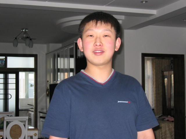 我儿六岁在红旗街时代广场老姨拍摄。