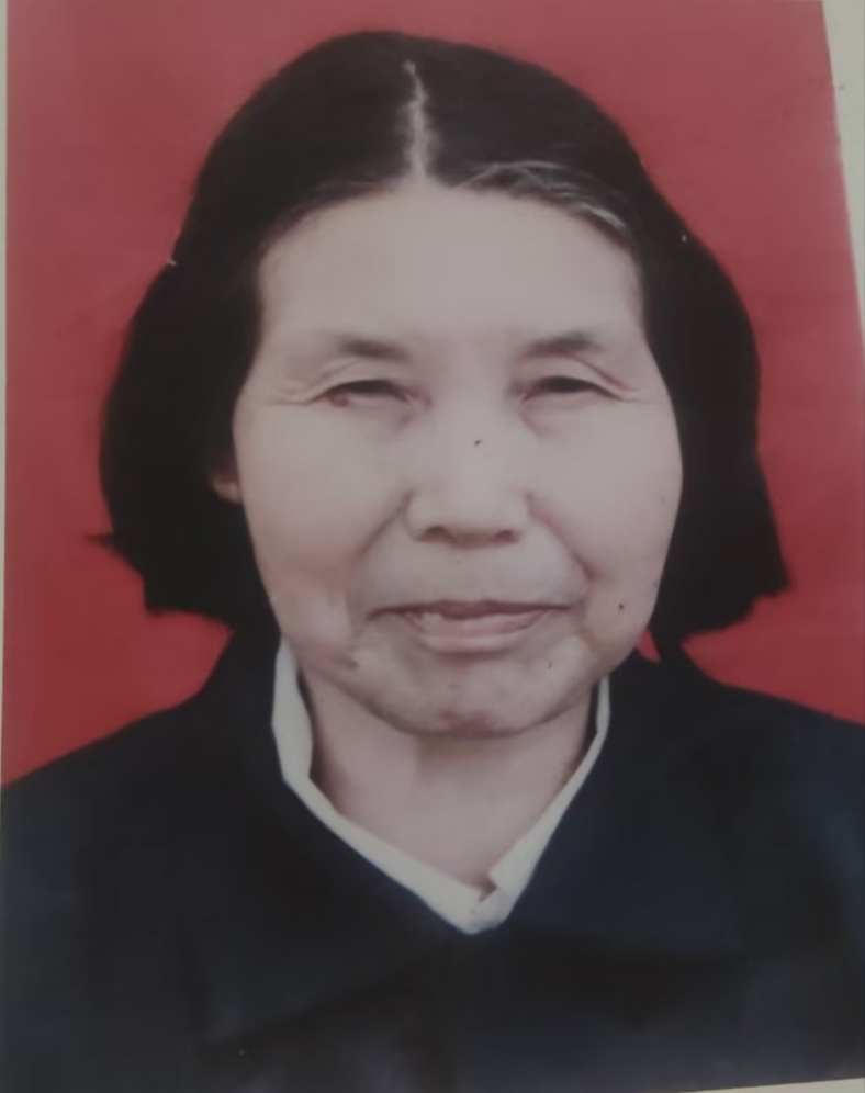 黄秀连